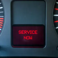 Na desce rozdzielczej świeci się kontrolka EPC, a ekran informuje "SERVICE NOW". Czas na wizytę w serwisie.