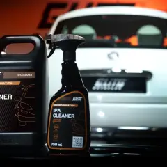 Butelka i kanister z preparatem IPA CLEANER do dekontaminacji lakieru samochodowego. Idealny do przygotowania auta przed polerowaniem.