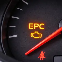 Świecąca kontrolka EPC na desce rozdzielczej Škoda Fabia sygnalizuje problem z silnikiem.