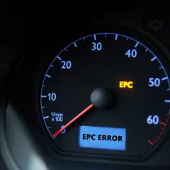 Kontrolka EPC świeci się na desce rozdzielczej Skody, sygnalizując błąd.