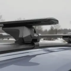 Nowoczesne rodzaje relingów dachowych na samochodzie, gotowe na zimowe wyprawy.