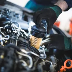 Mechanik wymienia filtr paliwa w silniku. Pamiętaj, co ile wymieniać filtr paliwa, by auto działało sprawnie.
