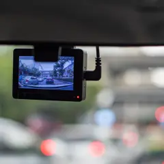 Kamera samochodowa wyświetla nagranie z drogi. Dowiedz się, jak odtworzyć nagranie z kamery samochodowej na telefonie, by mieć dowód w razie wypadku.
