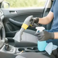 Czyszczenie wnętrza auta, by jak pozbyć się zapachu papierosów. Użycie odkurzacza i sprayu do tapicerki.