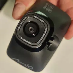 Kamera samochodowa mio 818 z szerokokątnym obiektywem i nagrywaniem WQHD 1440p, idealna do nocnej jazdy.