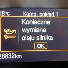Komputer pokładowy informuje o koniecznej wymianie oleju silnika. Przebieg 128832 km.
