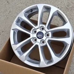 Srebrna felga Ford Mondeo MK4, idealna do wyboru odpowiedniego rozmiaru opon.