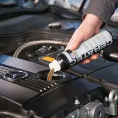 Wlewam płukankę silnika do silnika Mercedesa. Dbałość o czystość jednostki napędowej to podstawa.