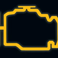 Żółty symbol silnika na czarnym tle. Zapalona kontrolka "check engine" może oznaczać słabe paliwo lub inne problemy.