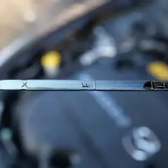 Miarka oleju pokazuje, że poziom jest poniżej minimum. Może to oznaczać paliwo w oleju diesel.