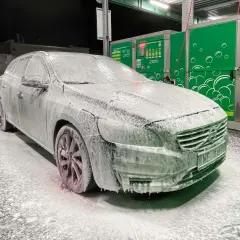 Samochód pokryty pianą na myjni automatycznej bezdotykowej. Czekamy na czystość!