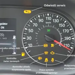 Na desce rozdzielczej świeci się kontrolka samochód w poślizgu, obok kontrolki silnika i poduszek powietrznych.