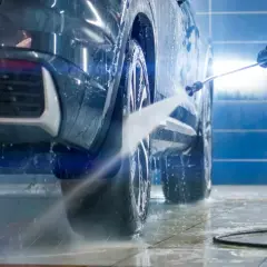Rękawica z pianką myje błotnik, a strumień wody z myjni automatycznej spływa po lakierze. Czy myjnia automatyczna niszczy lakier?