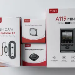 Zestaw VIOFO A119 MINI 2 z akcesoriami: hardwire kit, filtr polaryzacyjny i pilot. Instrukcja obsługi w zestawie.