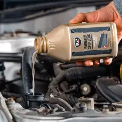 Wlewanie płynu chłodniczego do chłodnicy. Preparat K2 Radiator Stop Leak eliminuje wycieki.