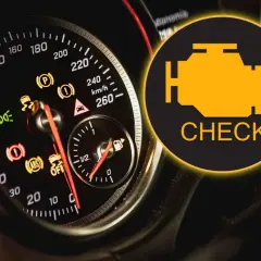 Na desce rozdzielczej świeci się żółta kontrolka silnika "CHECK ENGINE", sygnalizując problem.