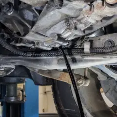 Podczas wymiany oleju w skrzyni manualnej, czarny pręt wchodzi do mechanizmu, by spuścić zużyty płyn.