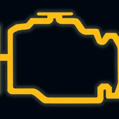 Żółty symbol silnika na ciemnym tle. To ostrzeżenie "check engine", które sugeruje problem z układem napędowym.