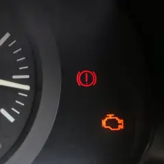 Na desce rozdzielczej BMW świeci się kontrolka "check engine" i kontrolka hamulca ręcznego.