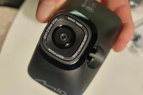 Kamera samochodowa mio 818 z szerokokątnym obiektywem i nagrywaniem WQHD 1440p, idealna do nocnej jazdy.