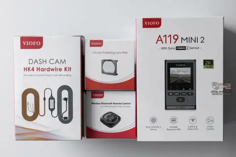 Zestaw VIOFO A119 MINI 2 z akcesoriami: hardwire kit, filtr polaryzacyjny i pilot. Instrukcja obsługi w zestawie.