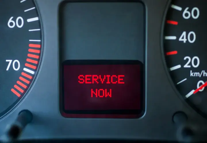 Na desce rozdzielczej świeci się kontrolka EPC, a ekran informuje "SERVICE NOW". Czas na wizytę w serwisie.