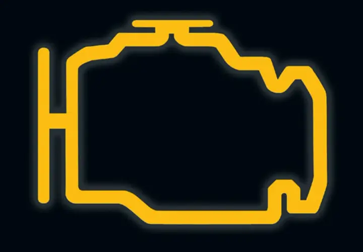 Żółty symbol silnika na ciemnym tle. To ostrzeżenie "check engine", które sugeruje problem z układem napędowym.