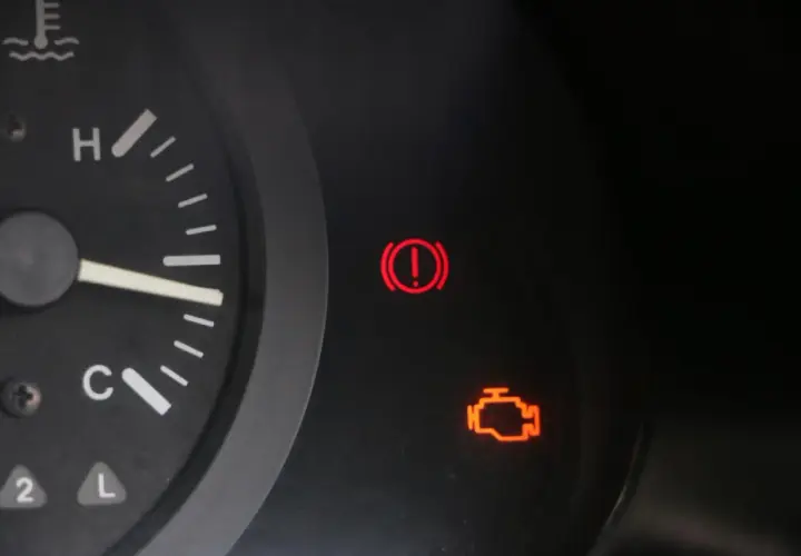 Na desce rozdzielczej BMW świeci się kontrolka "check engine" i kontrolka hamulca ręcznego.