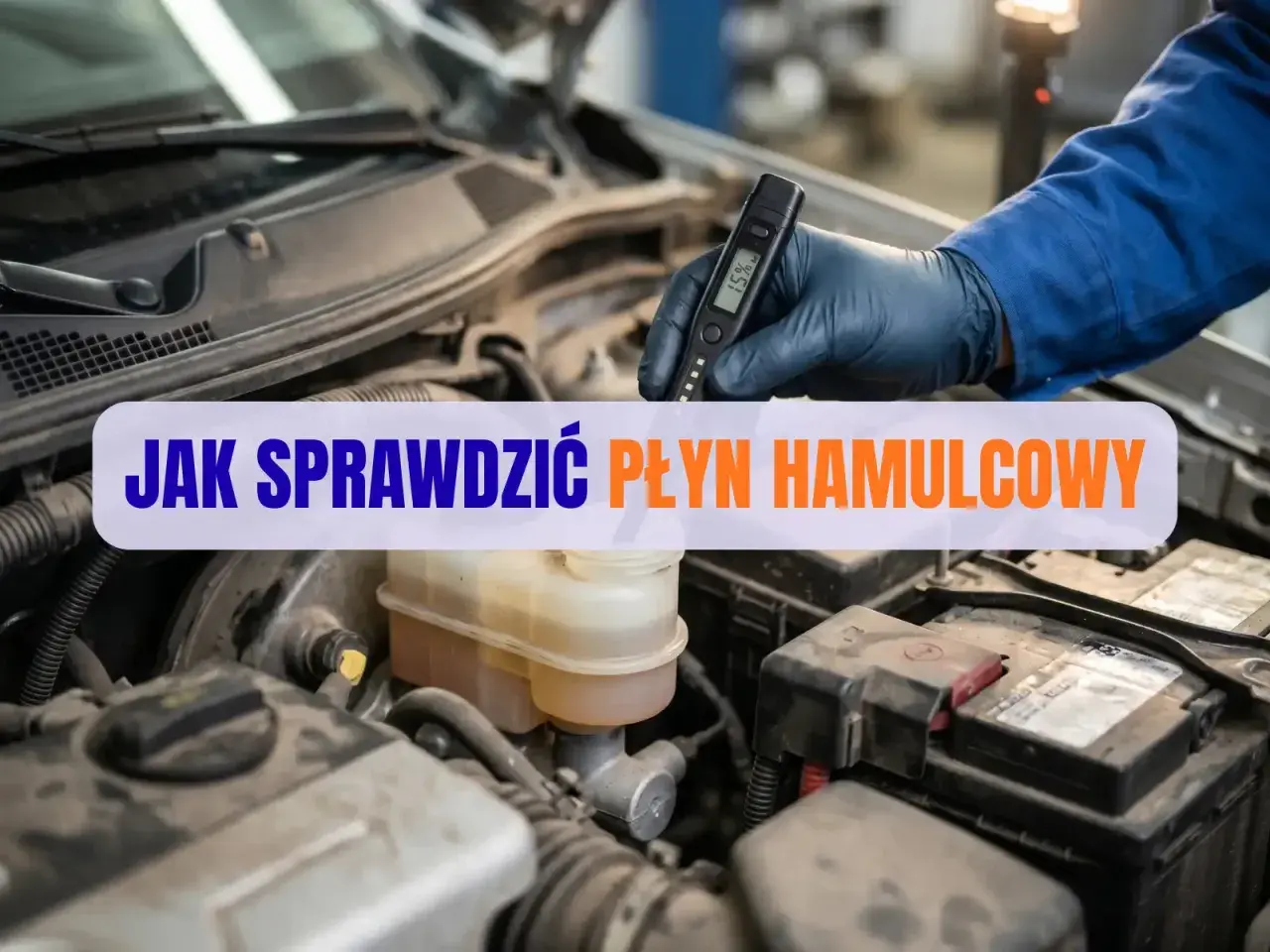 Mechanik sprawdza płyn hamulcowy testerem. Stary płyn hamulcowy objawy mogą być groźne dla bezpieczeństwa jazdy.