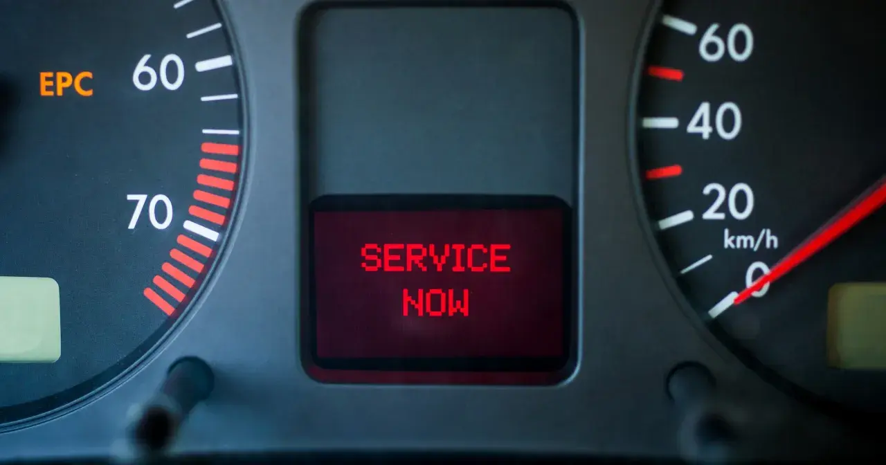Na desce rozdzielczej świeci się kontrolka EPC, a ekran informuje "SERVICE NOW". Czas na wizytę w serwisie.
