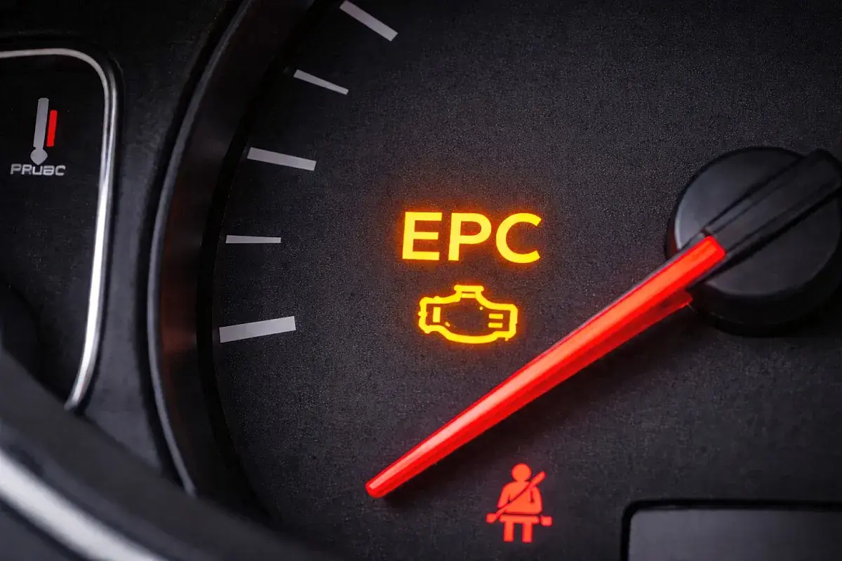Świecąca kontrolka EPC na desce rozdzielczej Škoda Fabia sygnalizuje problem z silnikiem.