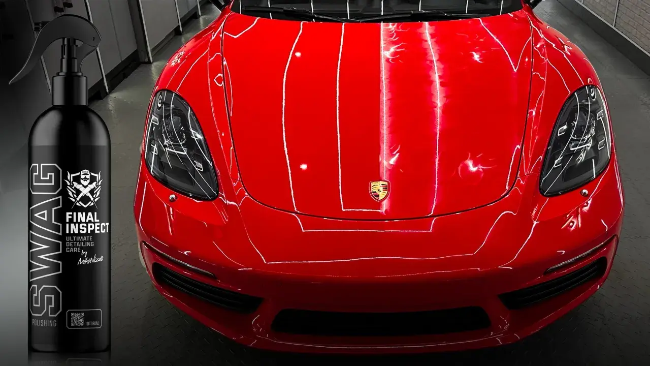 Błyszczący czerwony lakier Porsche i butelka preparatu SWAG Final Inspect. Idealny do tego, czym odtłuścić lakier przed polerowaniem.