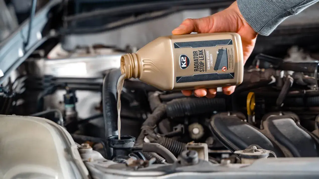 Wlewanie płynu chłodniczego do chłodnicy. Preparat K2 Radiator Stop Leak eliminuje wycieki.
