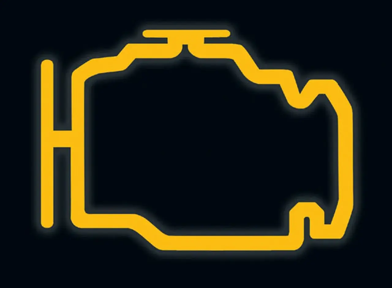 Żółty symbol silnika na ciemnym tle. To ostrzeżenie "check engine", które sugeruje problem z układem napędowym.