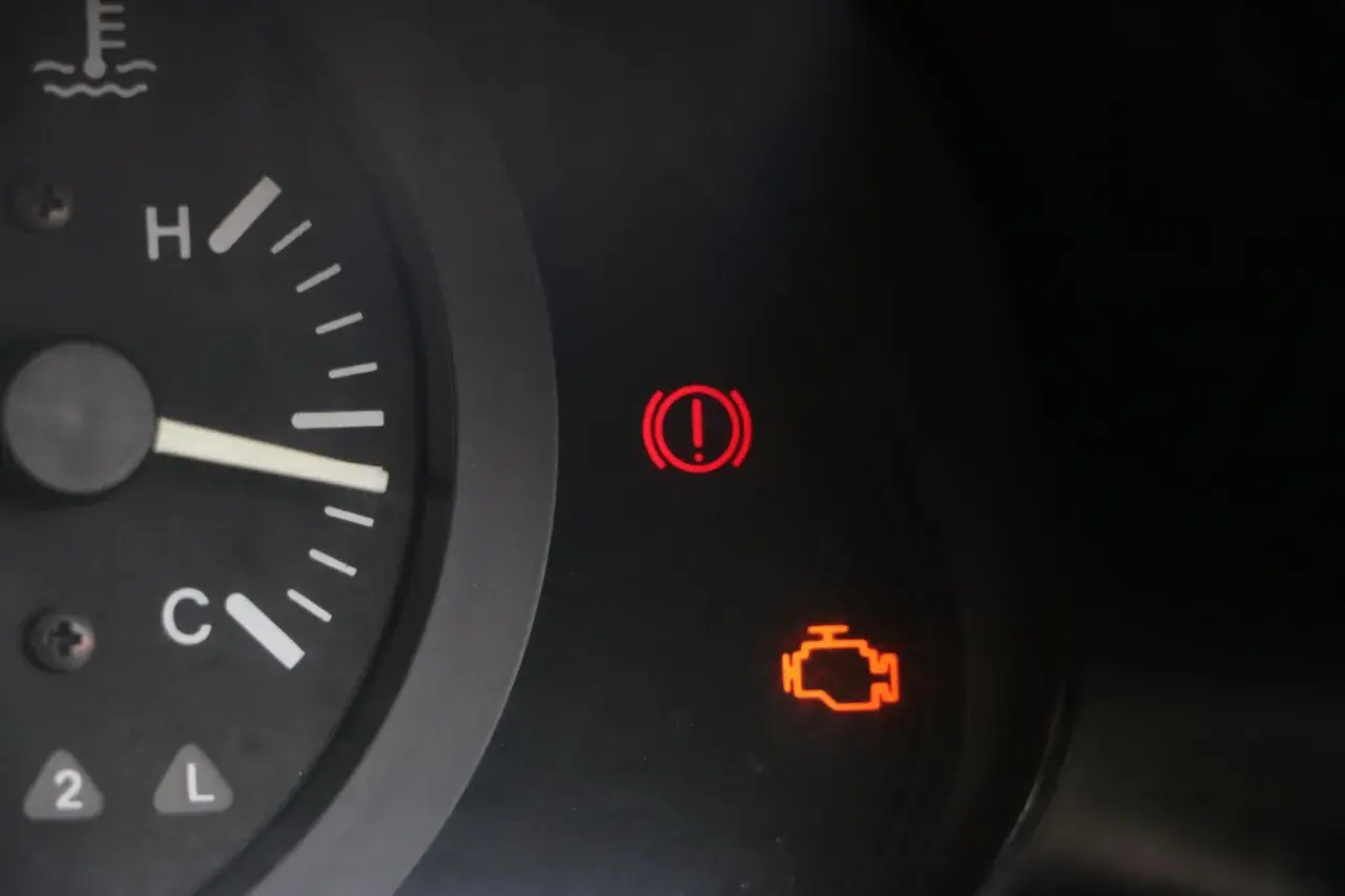 Na desce rozdzielczej BMW świeci się kontrolka "check engine" i kontrolka hamulca ręcznego.