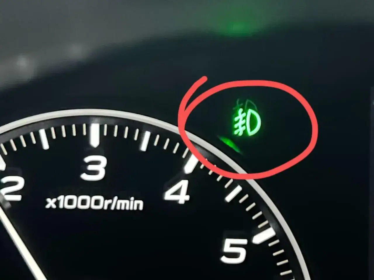 Zielony symbol przeciwmgielne na desce rozdzielczej, gotowy do jazdy w trudnych warunkach.