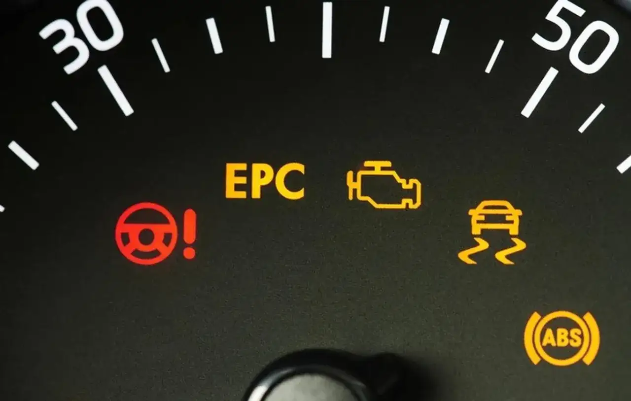 Kontrolka EPC świeci się, sygnalizując problem z układem elektronicznego sterowania przepustnicą. Obok świecą się kontrolki silnika, ESP i ABS.