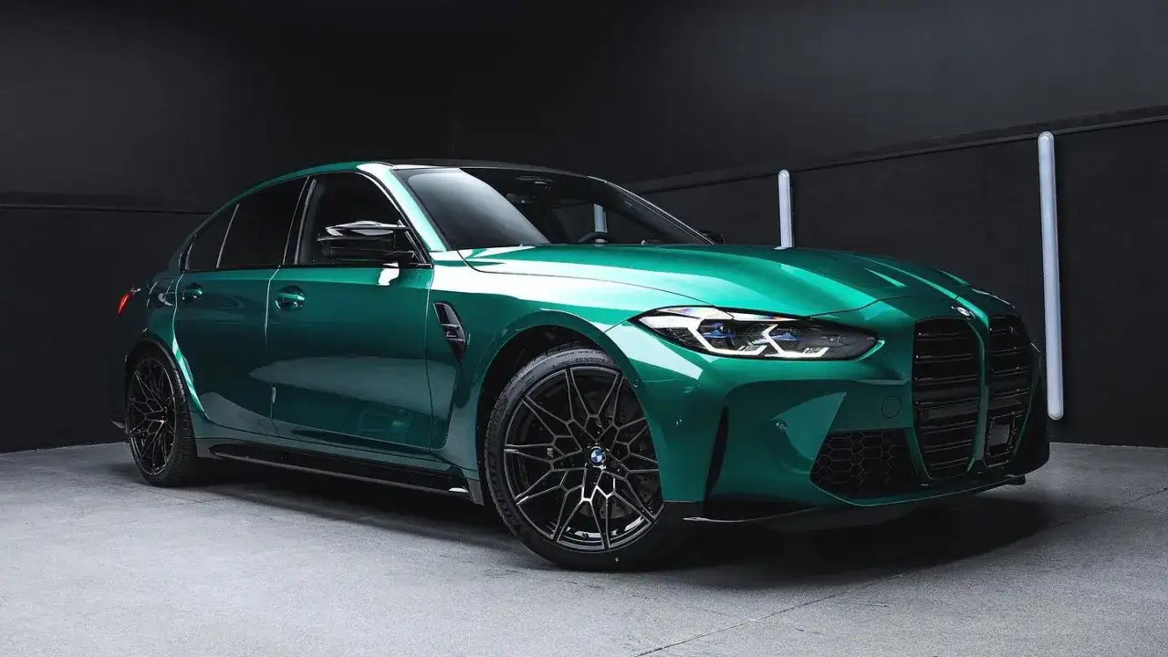 Nowy, zielony lakier lśni na sportowym BMW. Przemalowanie samochodu zakończone sukcesem, efekt wow!