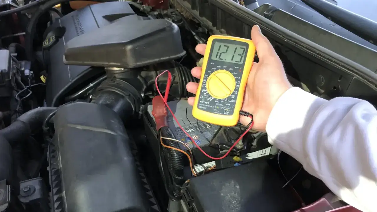 Auto nie odpala, kontrolki świecą. Miernik pokazuje 12.13V na akumulatorze.