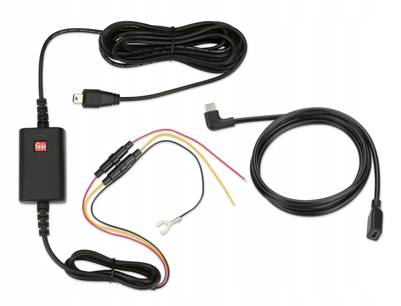 Zestaw kabli do wideorejestratora mio 818: moduł zasilania, kable USB-A, USB-C i przewody zasilające.